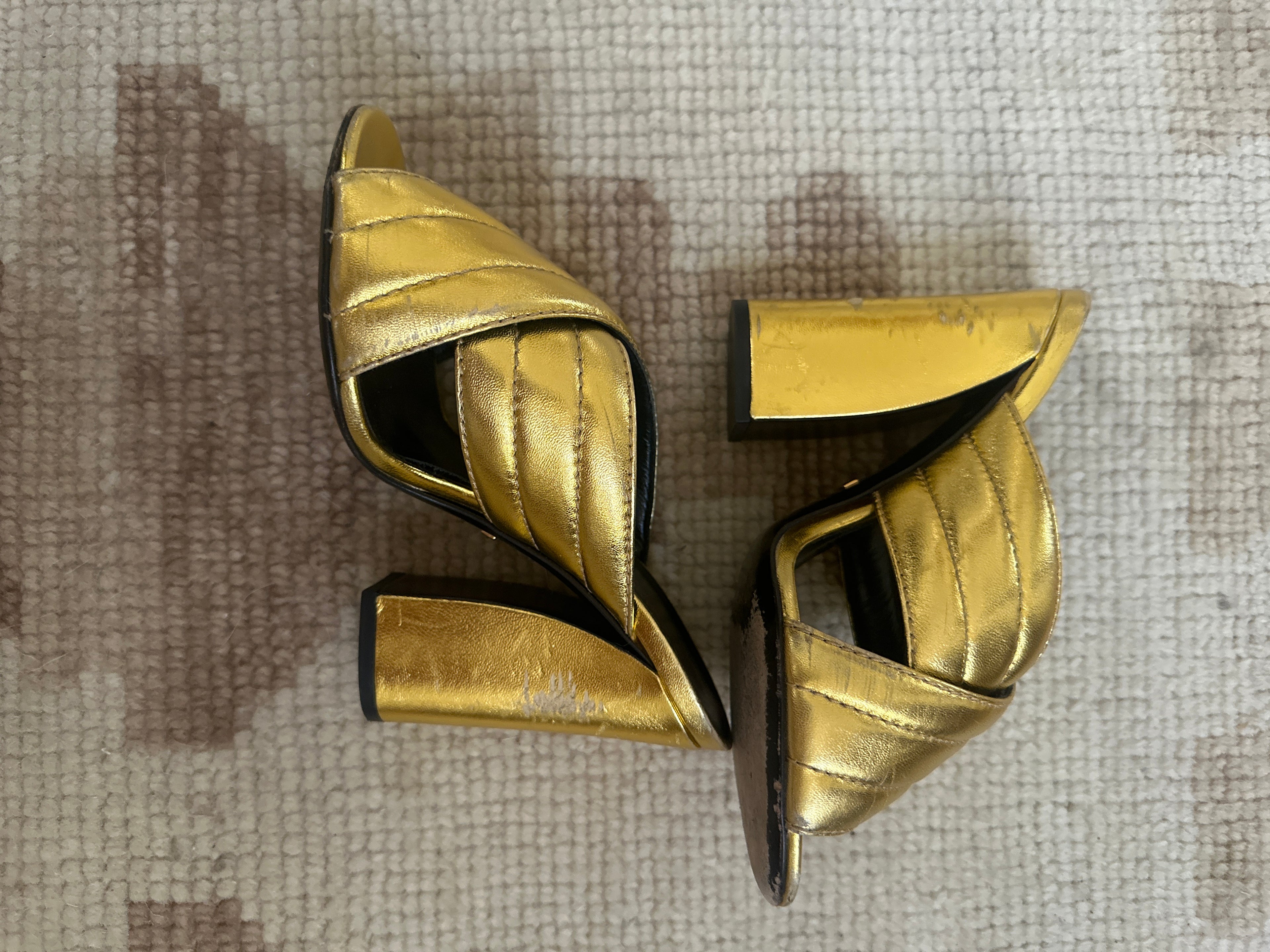Rare GUCCI in Gold from 2016 Sz 37